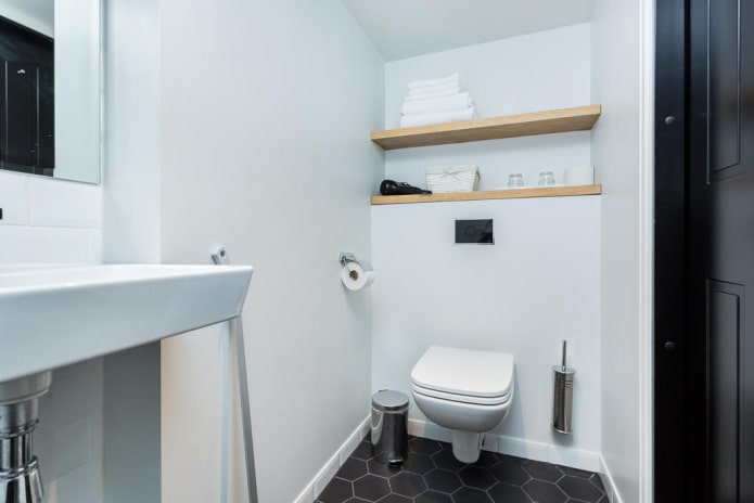 open planken in het toiletinterieur