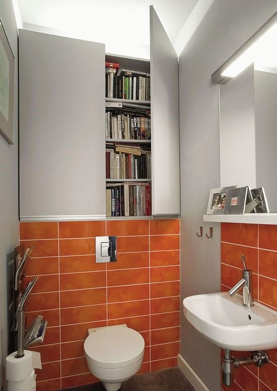 kledingkast met deuren in het toiletinterieur