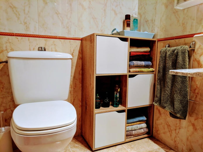 plank in het toiletinterieur