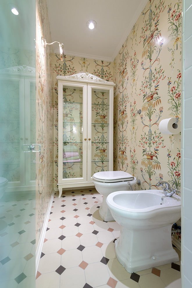 kast met foto's in het toiletinterieur