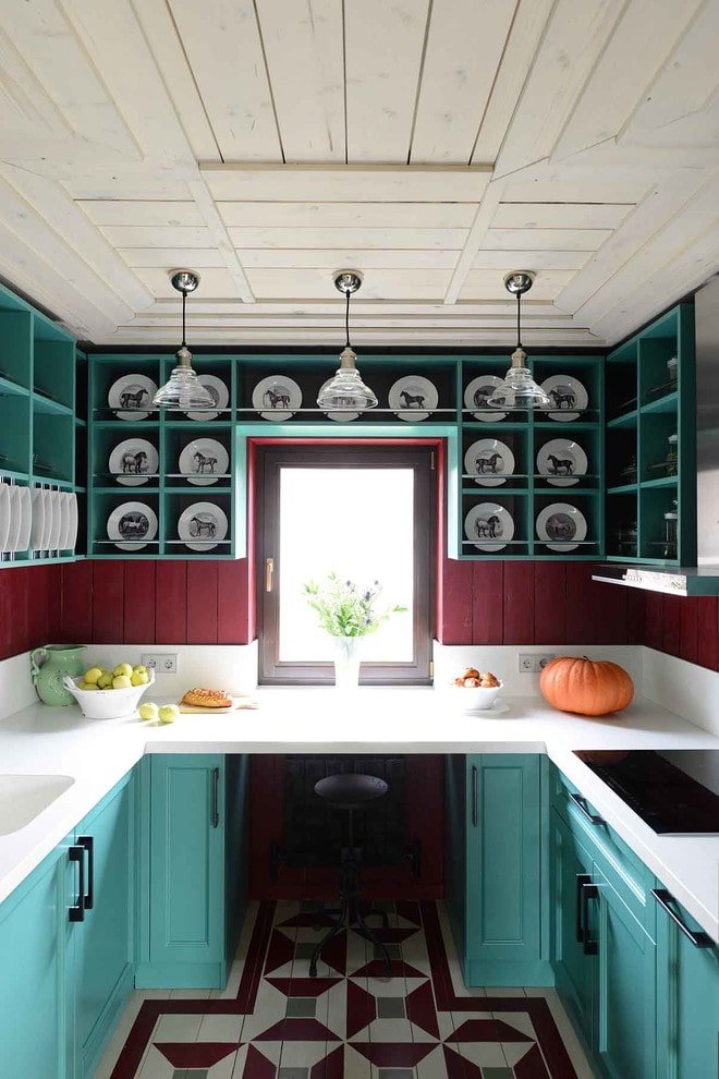 kasten bij het raam in het interieur van de keuken
