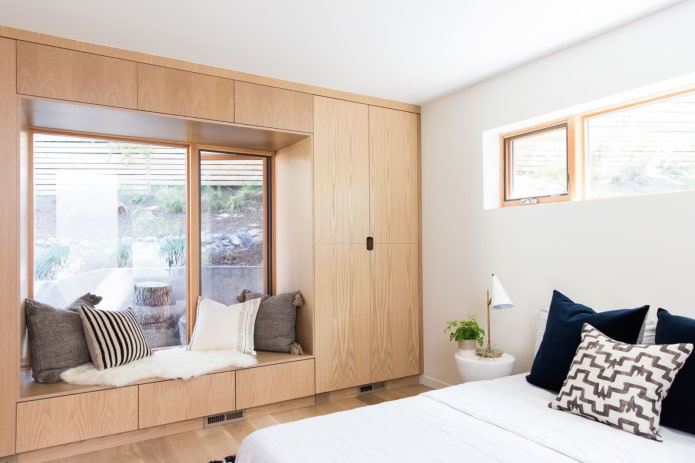 kasten rond het raam in het interieur van de slaapkamer