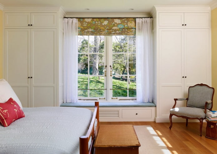 kasten rond het raam in het interieur van de slaapkamer