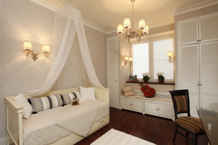kasten rond het raam in het interieur van de kinderkamer