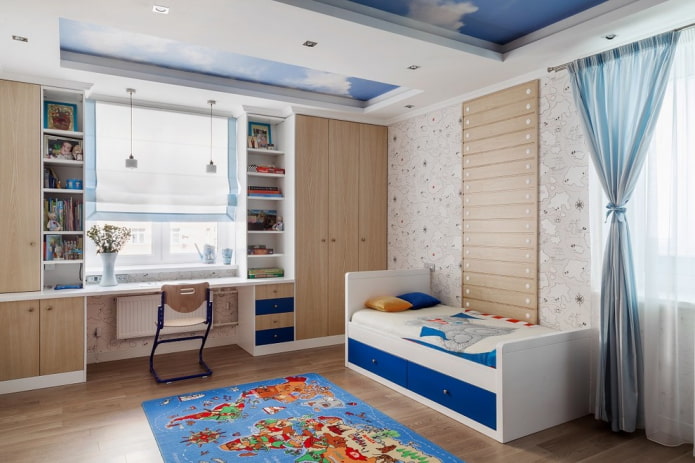 kasten rond het raam in de kinderkamer