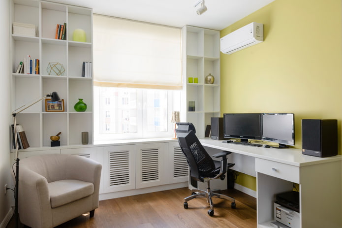kasten rond het raam in het kantoorinterieur