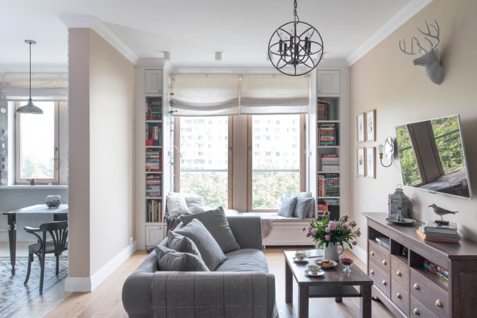 kasten rond het raam in het interieur van de woonkamer