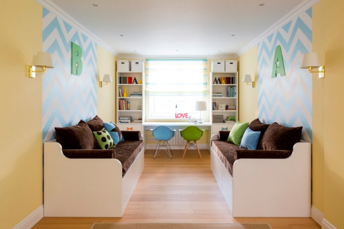 kasten rond het raam in de kinderkamer