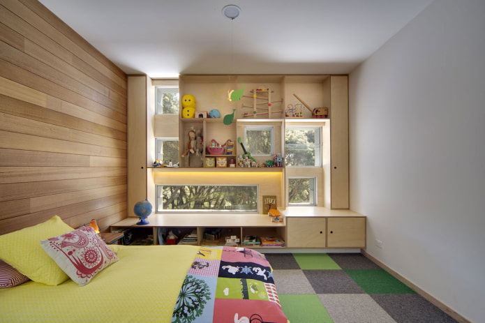kasten rond het raam in het interieur van de kinderkamer