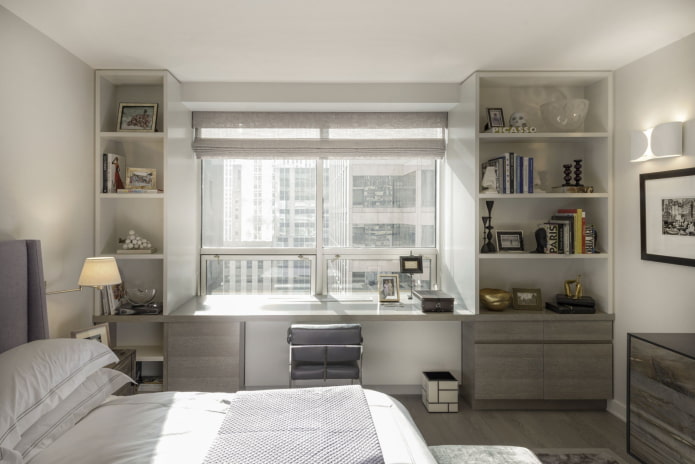 kledingkast met open planken rond het raam in het interieur