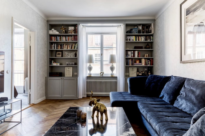 kasten rond het raam in het interieur van de woonkamer