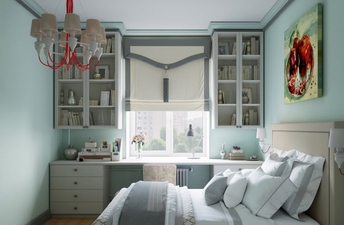kledingkasten aan beide zijden van het raam in het interieur