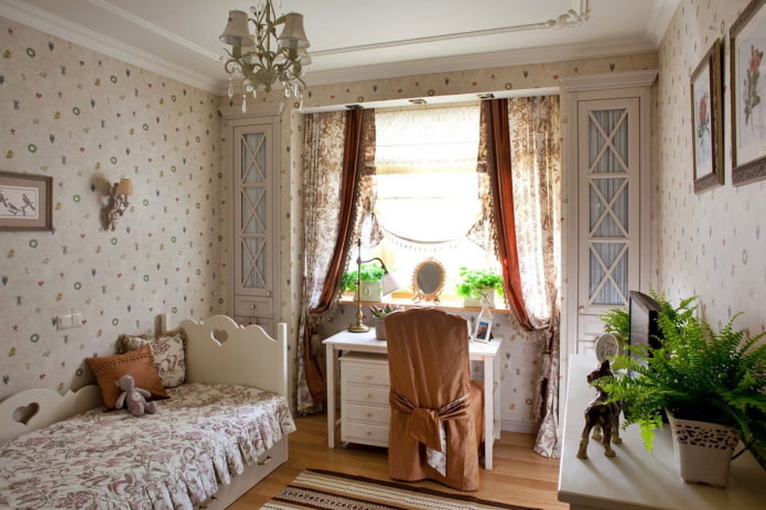 kledingkasten aan beide zijden van het raam in het interieur