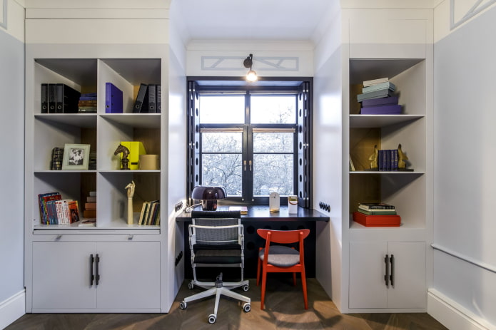 kledingkasten aan beide zijden van het raam in het interieur