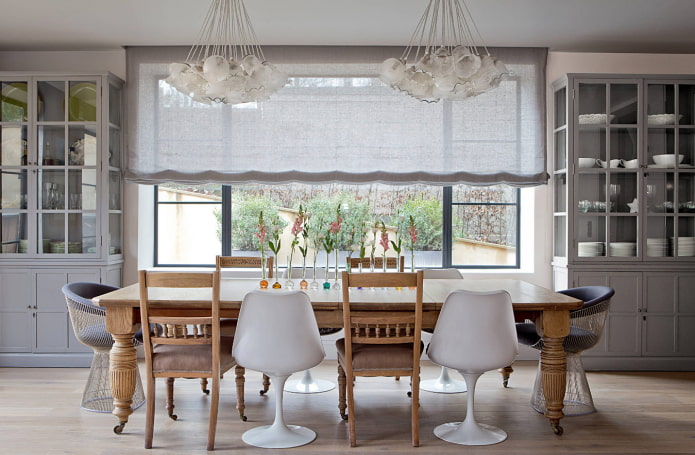 kasten bij het raam in het interieur van de eetkamer