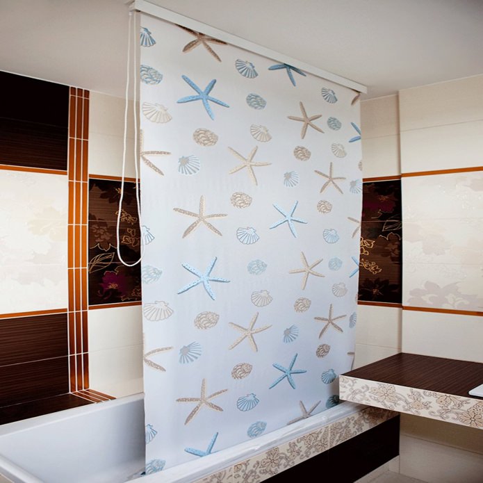 gordijn voor een badkamer met een plafondkroonlijst