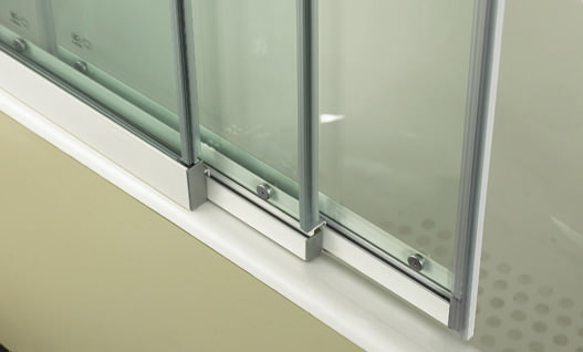 Glazen schuifwand voor de badkamer