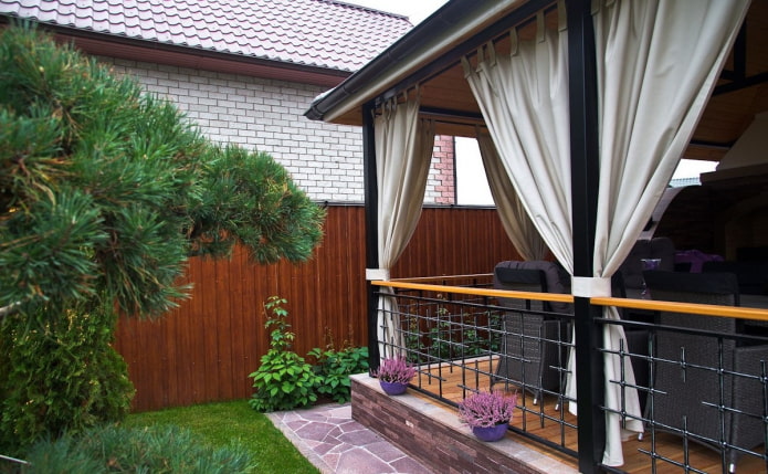 veranda met zeildoekgordijnen