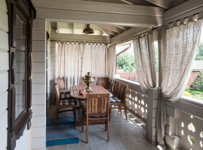 jute gordijnen op de veranda
