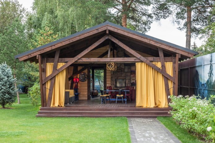 veranda met gele gordijnen