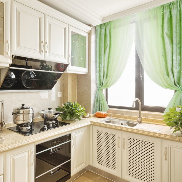 gordijnen in de keuken met een wastafel bij het raam