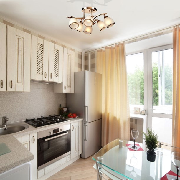 kleine keuken met gordijnen tot aan de vloer