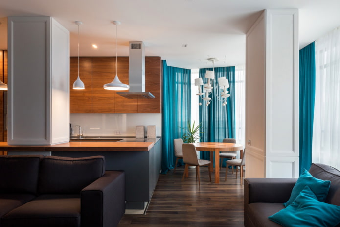 Helderblauwe gordijnen