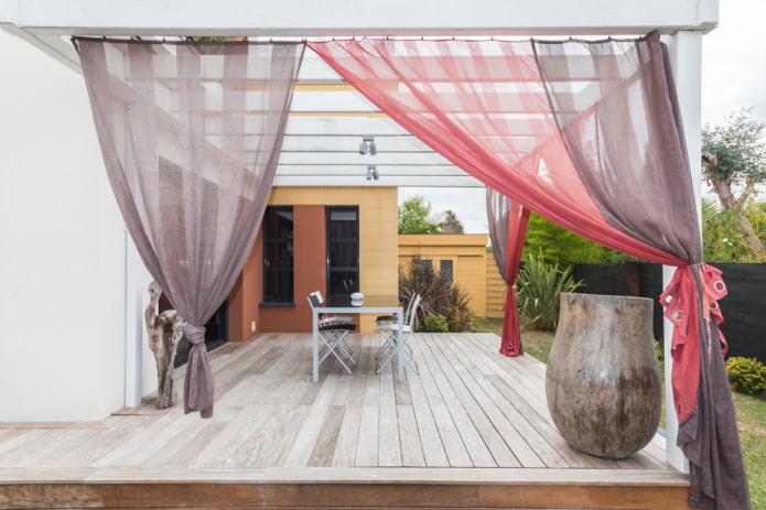 Veelkleurige gordijnen in het prieel