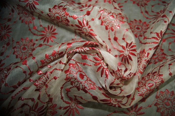 organza met borduurwerk