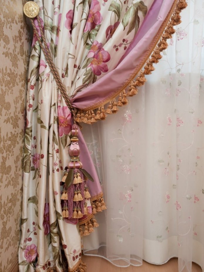 sluier met borduurwerk