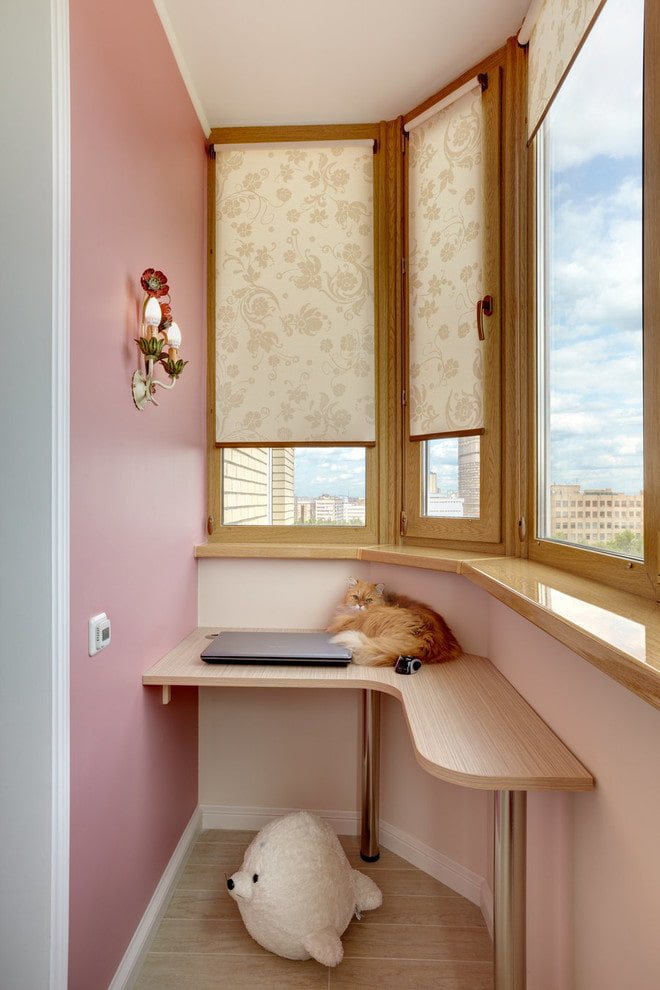 Rolgordijnen in het interieur van de loggia