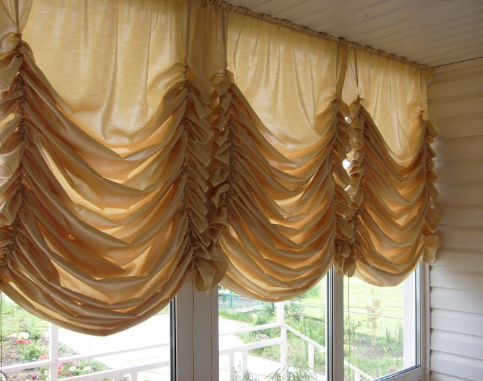 Oostenrijkse gordijnen op de loggia