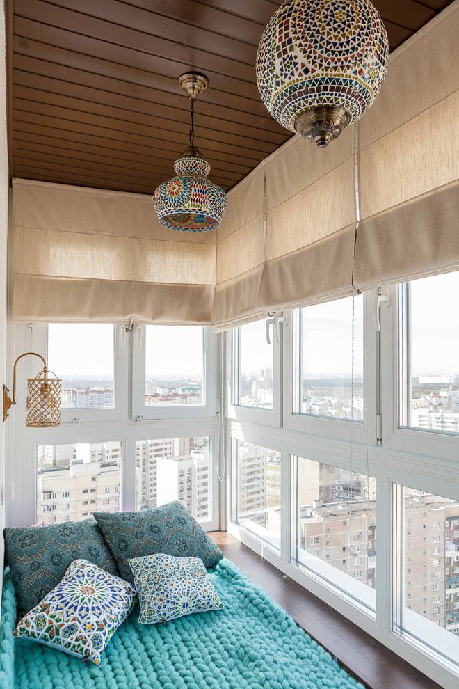 prachtige kroonluchter op het balkon