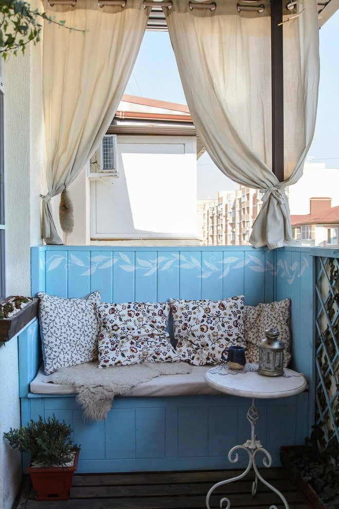 beige gordijnen op het balkon