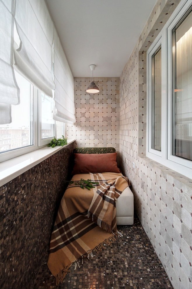 gordijnen en decoratie op het balkon in het appartement van Chroesjtsjov