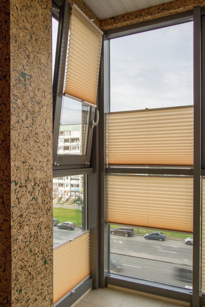 Pliss?gordijnen op het balkon met panoramische beglazing
