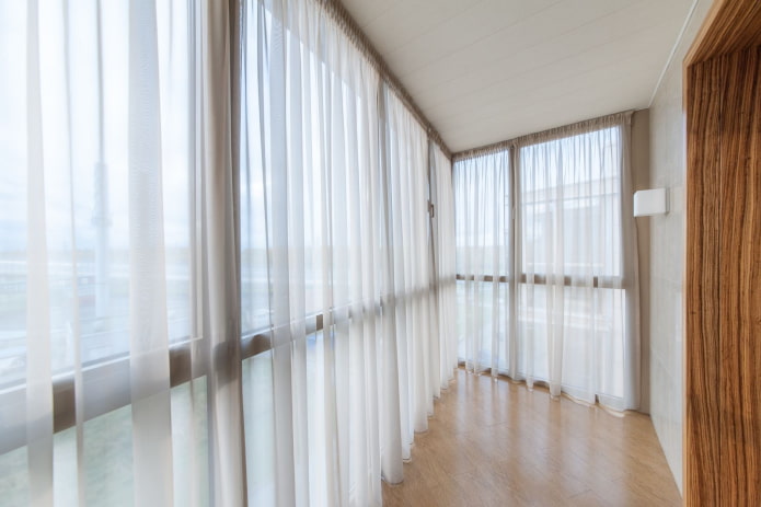 witte gordijnen op het balkon