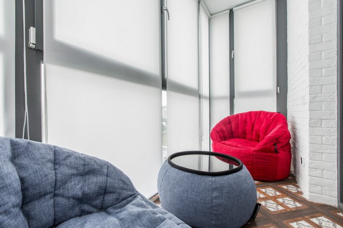 Rolgordijnen in het interieur van de loggia
