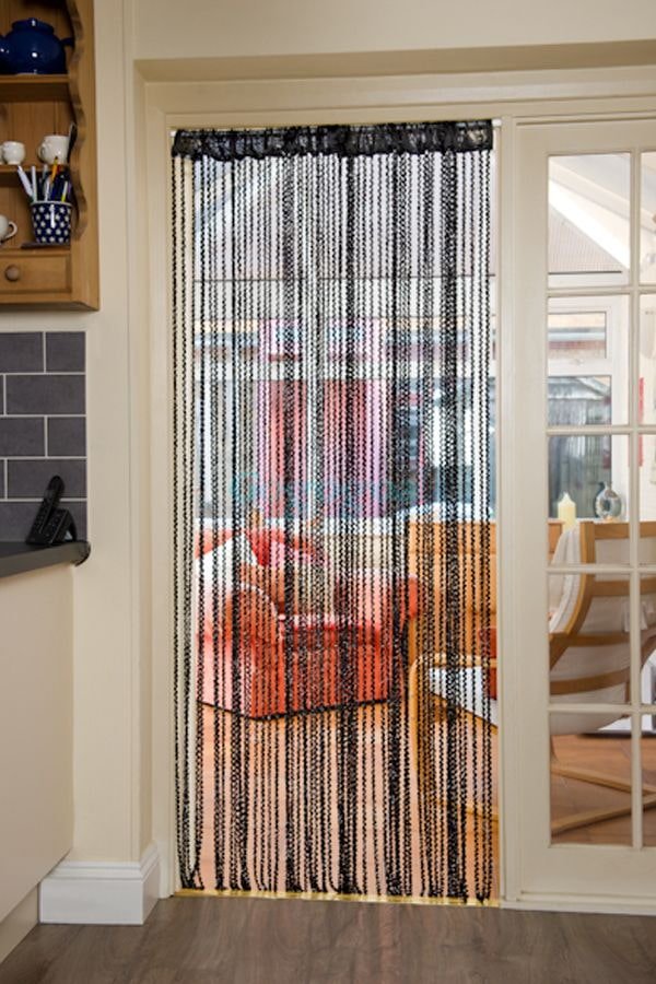 gordijnen-hangers aan de deur in het interieur