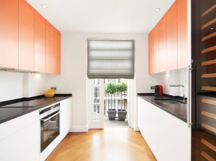 Romeinse gordijnen aan de deur in het interieur