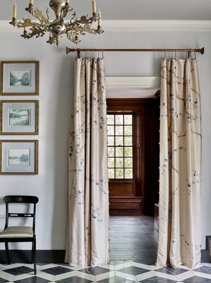 gordijnen aan de deur in het interieur