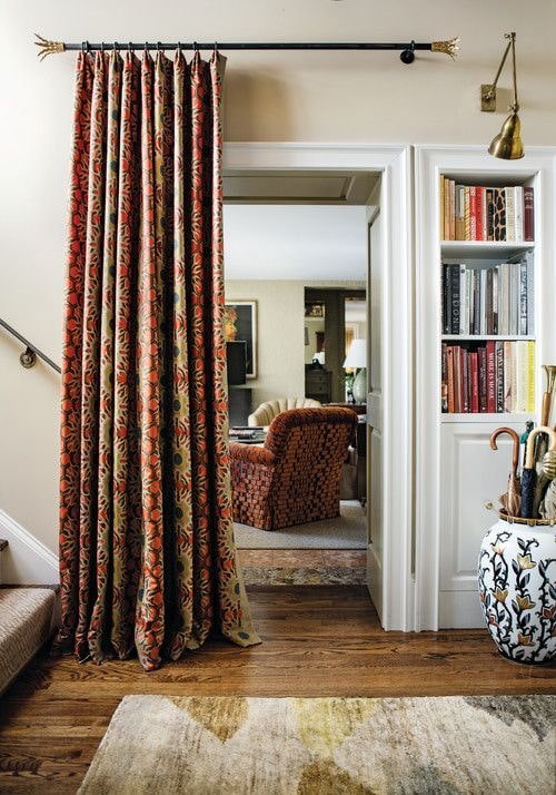 gordijnen aan de deur in het interieur