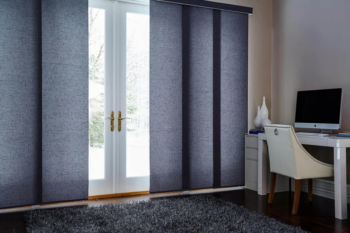 Japanse gordijnen aan de deur in het interieur