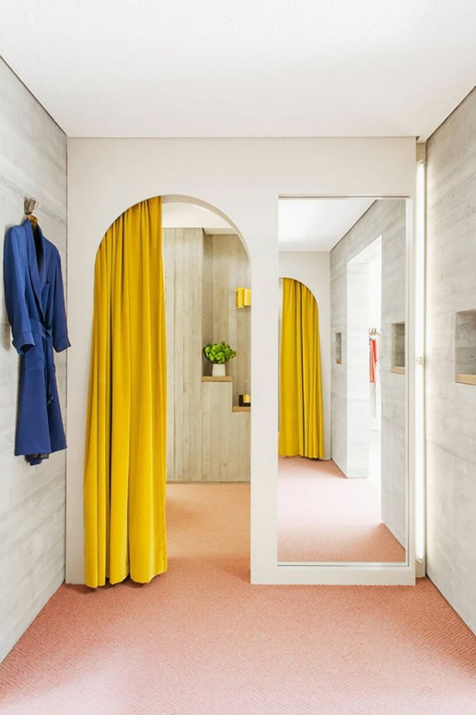 gordijnen voor de deur in het interieur