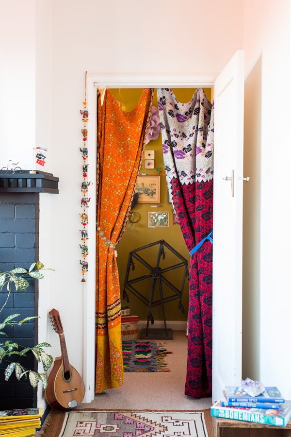 gordijnen voor de deur in het interieur
