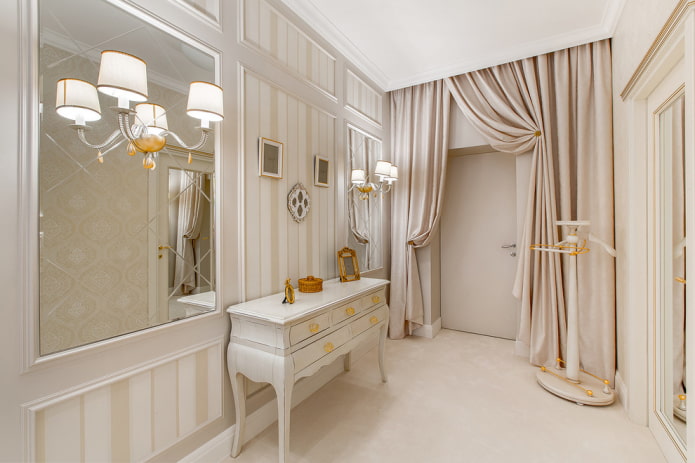 gordijnen voor de voordeur in het interieur