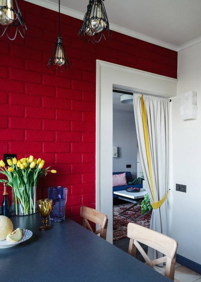 gordijnen voor de deur in het keukeninterieur