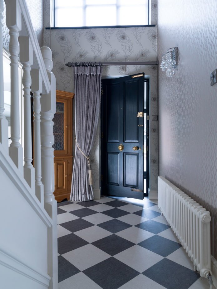 gordijnen voor de voordeur in het interieur