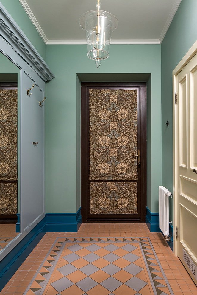 gordijnen voor de deur in het interieur van de gang