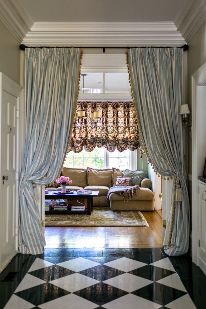 gordijnen voor de deuren in het interieur van de woonkamer